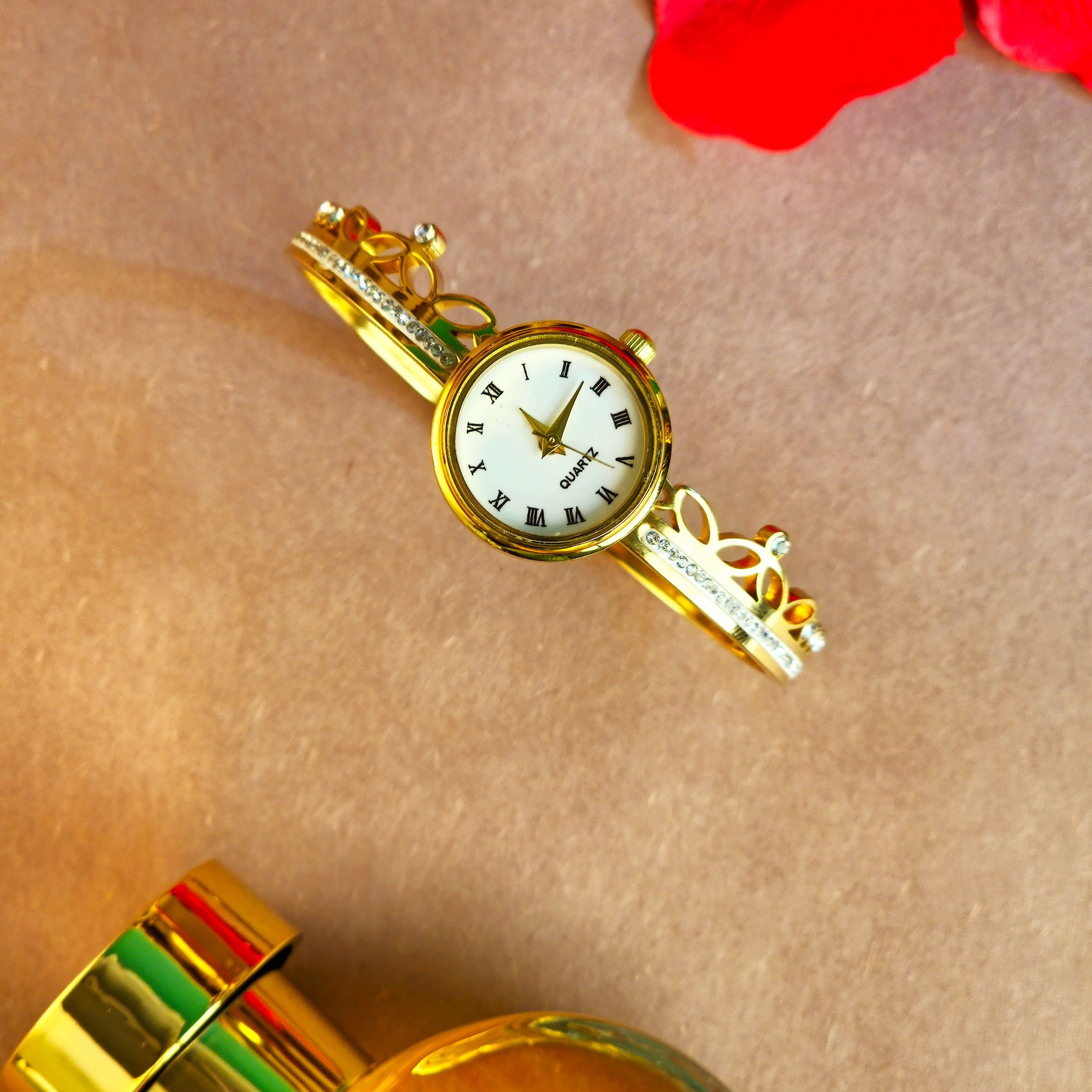 Golden Leaf Motif Bracelet Women’s Watch – Graceful, Glamorous & Unique